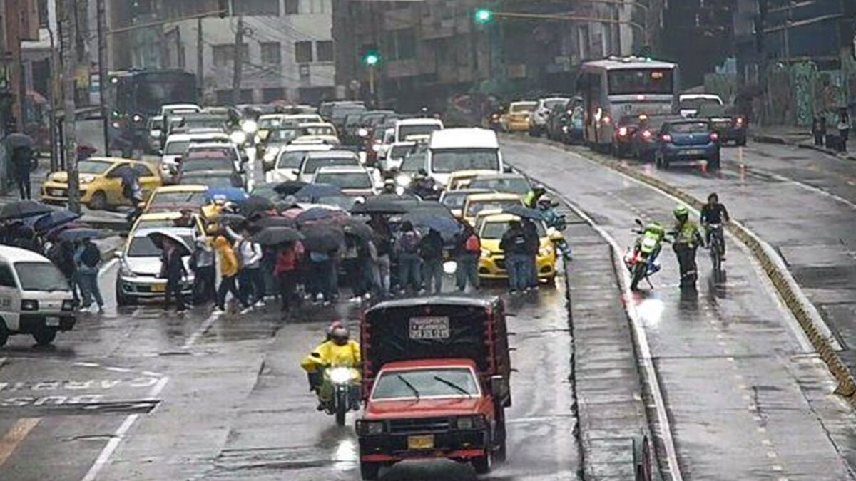 A esta hora estudiantes bloquean la carrera Séptima Una nueva jornada de protestas se registra este viernes en la capital del país por cuenta de los estudiantes de diferentes universidades privadas, quienes están inconformes por los altos costos de las matrículas para el primer semestre del 2023.