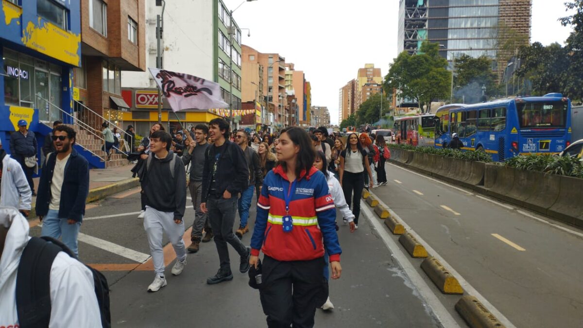 A esta hora estudiantes bloquean la carrera Séptima Una nueva jornada de protestas se registra este viernes en la capital del país por cuenta de los estudiantes de diferentes universidades privadas, quienes están inconformes por los altos costos de las matrículas para el primer semestre del 2023.