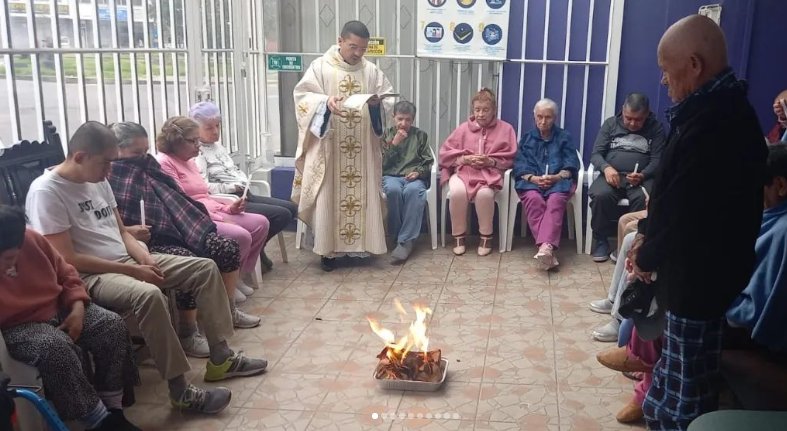 Estos abuelitos buscan recursos para Navidad La idea de poder ayudar al prójimo caló en el padre Juan Manuel Urrego, quien desde el año 2002 constituyó legalmente la Fundación Hogar de Abuelitos Fe y Luz, la cual se encarga de brindarles a un total de 25 adultos mayores, en condición de vulnerabilidad y abandono, los servicios necesarios para que no les falte un techo, las tres comidas diarias, la ropa, el aseo básico y buena compañía.