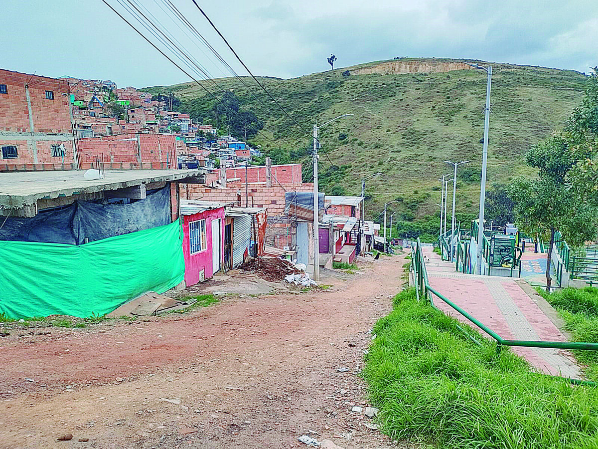 Escalofriante hallazgo en Ciudad Bolívar En un rincón de Ciudad Bolívar, un hombre malherido fue hallado entre las calles empinadas de una invasión que delimita la ciudad con la basta vegetación. El cuerpo, aún sin identificar, yacía en suelo de una calle destapada y parecía no llevar mucho tiempo en ese punto.