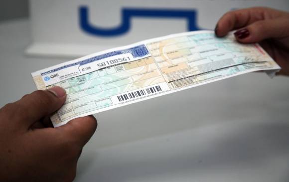 ¡Pilas! el descuento del SOAT no iniciará el jueves 1 de diciembre La semana pasada en una rueda de prensa, el Ministro de Transporte Guillermo Reyes, informó que se haría una reducción del 50% en la compra del Soat para algunos vehículos a partir del primero de diciembre, sin embargo, hoy se dio a conocer que estos descuentos no comenzarán a regir mañana.
