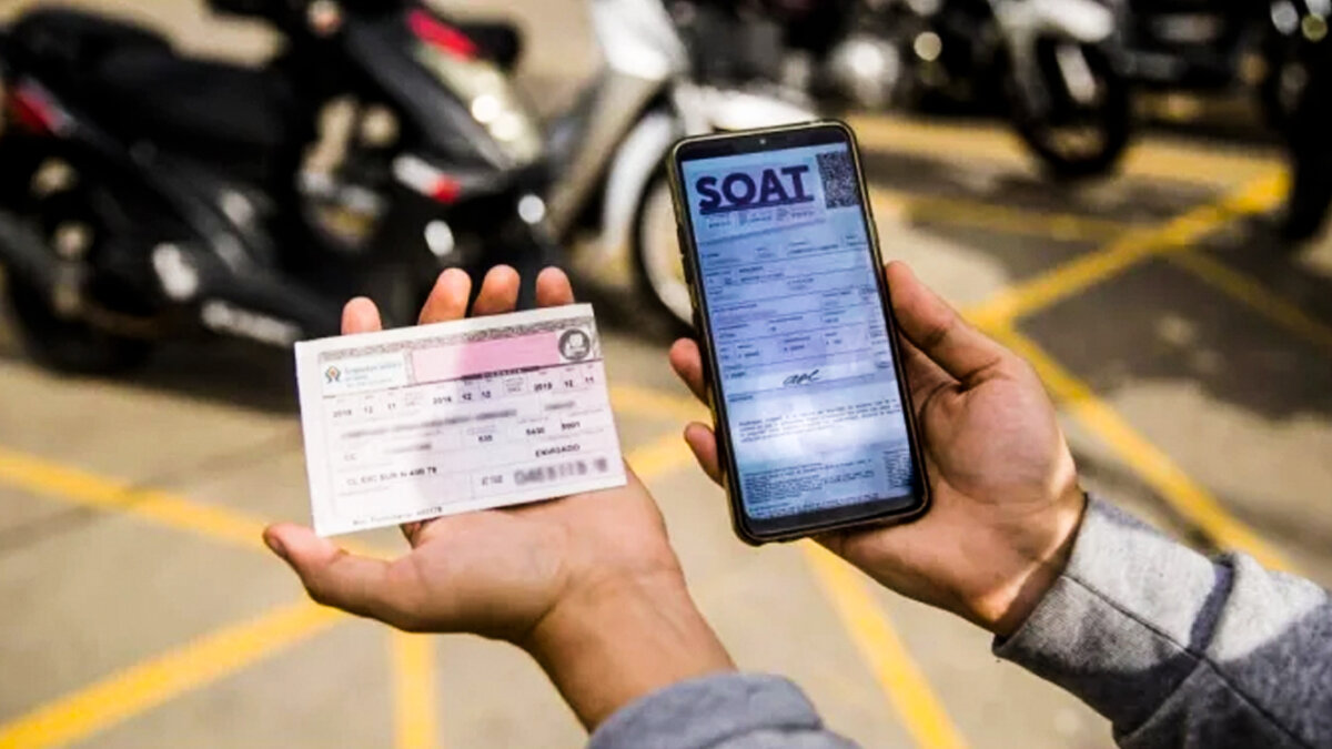 Adquirir el Soat se volvió todo un calvario En los últimos días han sido varios los usuarios que han salido a denunciar las maromas que han tenido que hacer para conseguir el Soat (Seguro Obligatorio de Accidentes de Tránsito) debido a que ya no se puede adquirir, por ejemplo, en una bomba de servicio o en un cajero de supermercado. Incluso, Guillermo Reyes, ministro de Transporte, en las últimas horas comentó que este problema se habría presentado desde el pasado gobierno del expresidente Iván Duque, tras promulgar la Ley 2161 de 2021, con la que se establecieron nueva medidas para “promover la adquisición, renovación y no evasión del seguro obligatorio de accidentes de tránsito”.