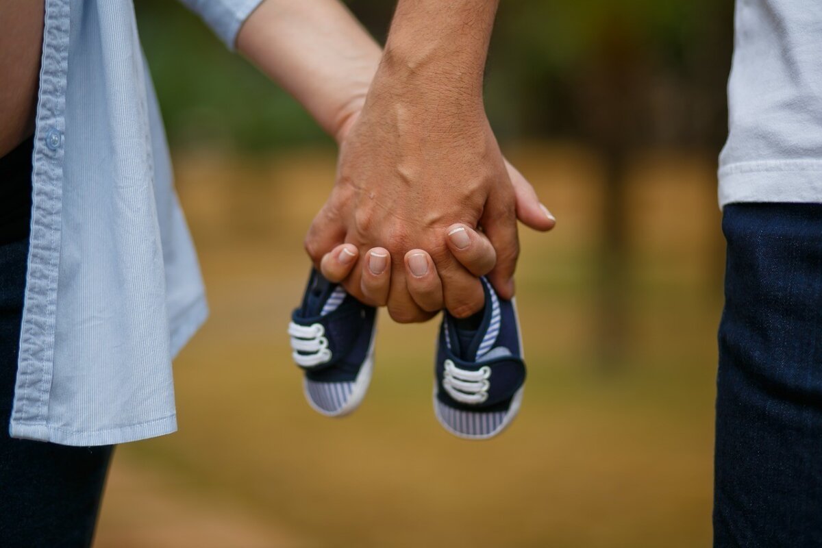 Alternativas para las parejas que no pueden tener hijos 1 Alternativas para las parejas que no pueden tener hijos De acuerdo con el Instituto Colombiano de Bienestar Familiar (Icbf), los requisitos básicos para adoptar un niño es demostrar que son plenamente capaces de cuidar a un infante, tener mínimo 25 años cumplidos, demostrar la idoneidad física, mental, moral y social suficiente para ofrecerle una familia adecuada y estable al menor de 18 años, y tener al menos 15 años más que el adoptable.