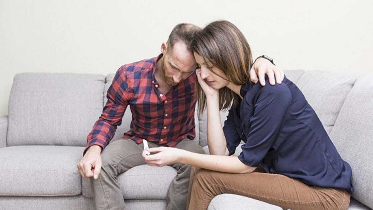 Alternativas para las parejas que no pueden tener hijos De acuerdo con el Instituto Colombiano de Bienestar Familiar (Icbf), los requisitos básicos para adoptar un niño es demostrar que son plenamente capaces de cuidar a un infante, tener mínimo 25 años cumplidos, demostrar la idoneidad física, mental, moral y social suficiente para ofrecerle una familia adecuada y estable al menor de 18 años, y tener al menos 15 años más que el adoptable.