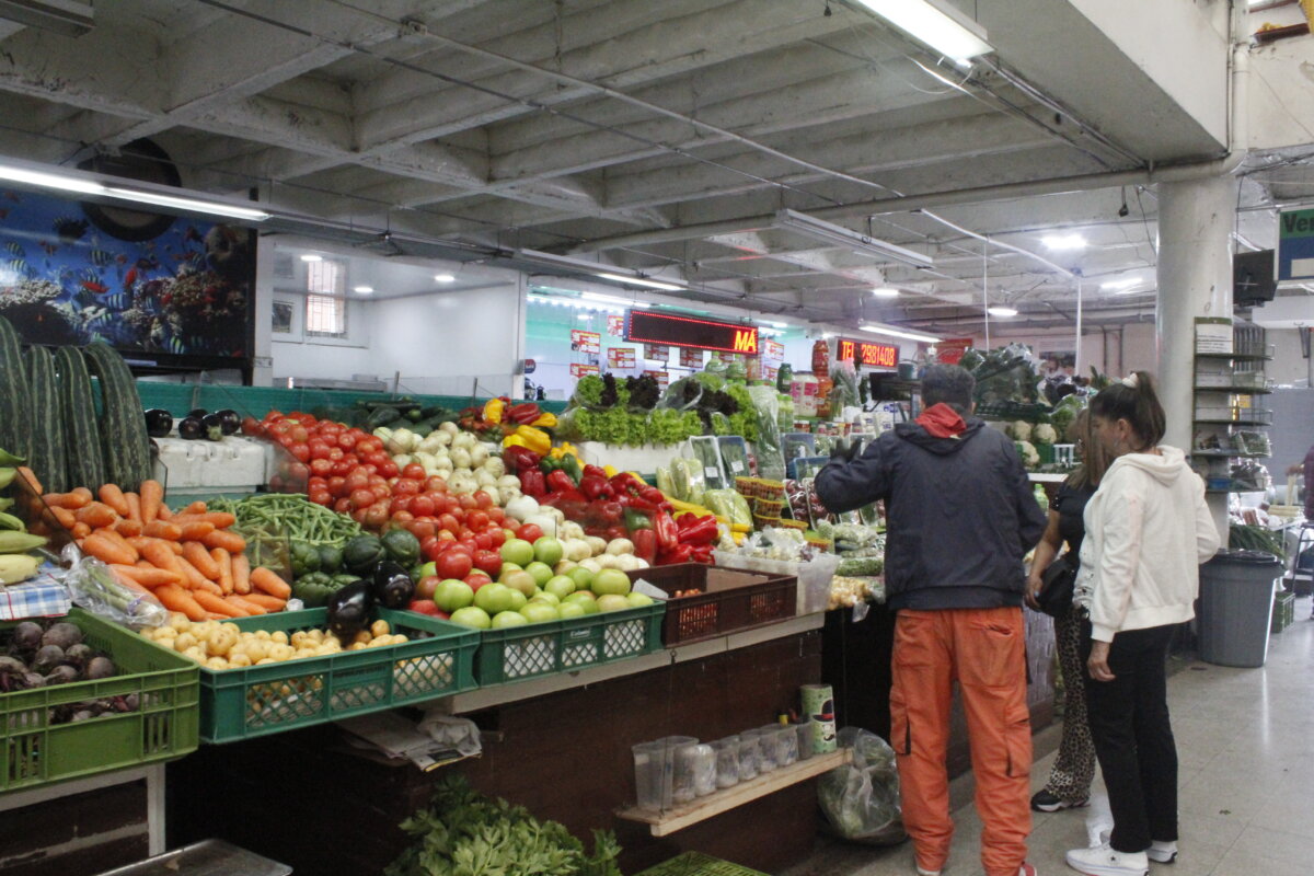 Anímese a visitar la plaza de Fontibón De norte a sur y oriente a occidente hay plazas de mercado en esta ciudad. Estos espacios están presente en todas partes y son los encargados de llenar las neveras y alacenas de todos los ciudadanos, tanto de Bogotá, como de varios municipios de Cundinamarca. Q’HUBO continúa este mágico recorrido por las plazas de mercado y llegó a Fontibón, en la que los colores, olores y sabores son los principales representantes de la tan variada gastronomía colombiana.