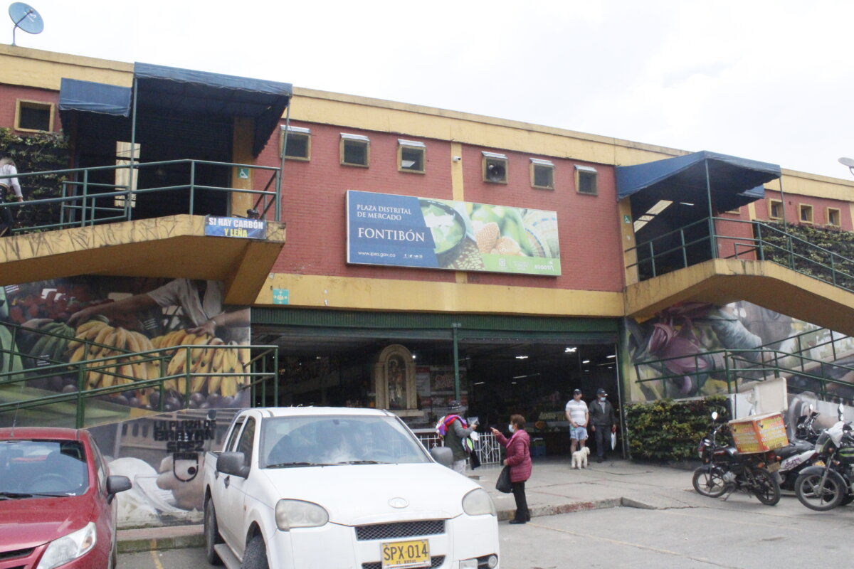 Anímese a visitar la plaza de Fontibón De norte a sur y oriente a occidente hay plazas de mercado en esta ciudad. Estos espacios están presente en todas partes y son los encargados de llenar las neveras y alacenas de todos los ciudadanos, tanto de Bogotá, como de varios municipios de Cundinamarca. Q’HUBO continúa este mágico recorrido por las plazas de mercado y llegó a Fontibón, en la que los colores, olores y sabores son los principales representantes de la tan variada gastronomía colombiana.