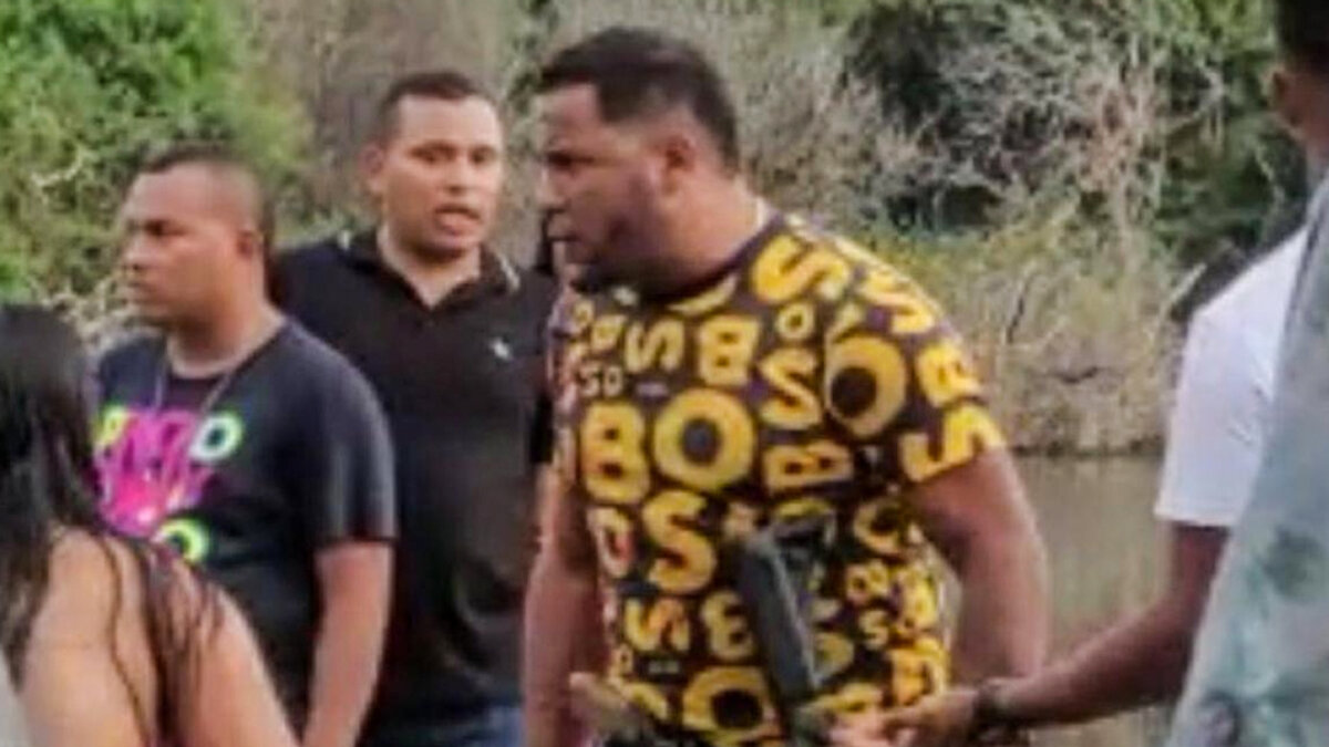 Apareció sujeto que empuñaba fusil en fiesta ‘narco’ Conocido como alias 'Deivis Parrilla', como Deivis Donado Burgos fue identificado el hombre que apareció empuñando un fusil en los videos que se hicieron virales de la fiesta 'narco' que acabó en balacera en Puerto Colombia (Atlántico) y que dejó como saldo a dos personas muertas.