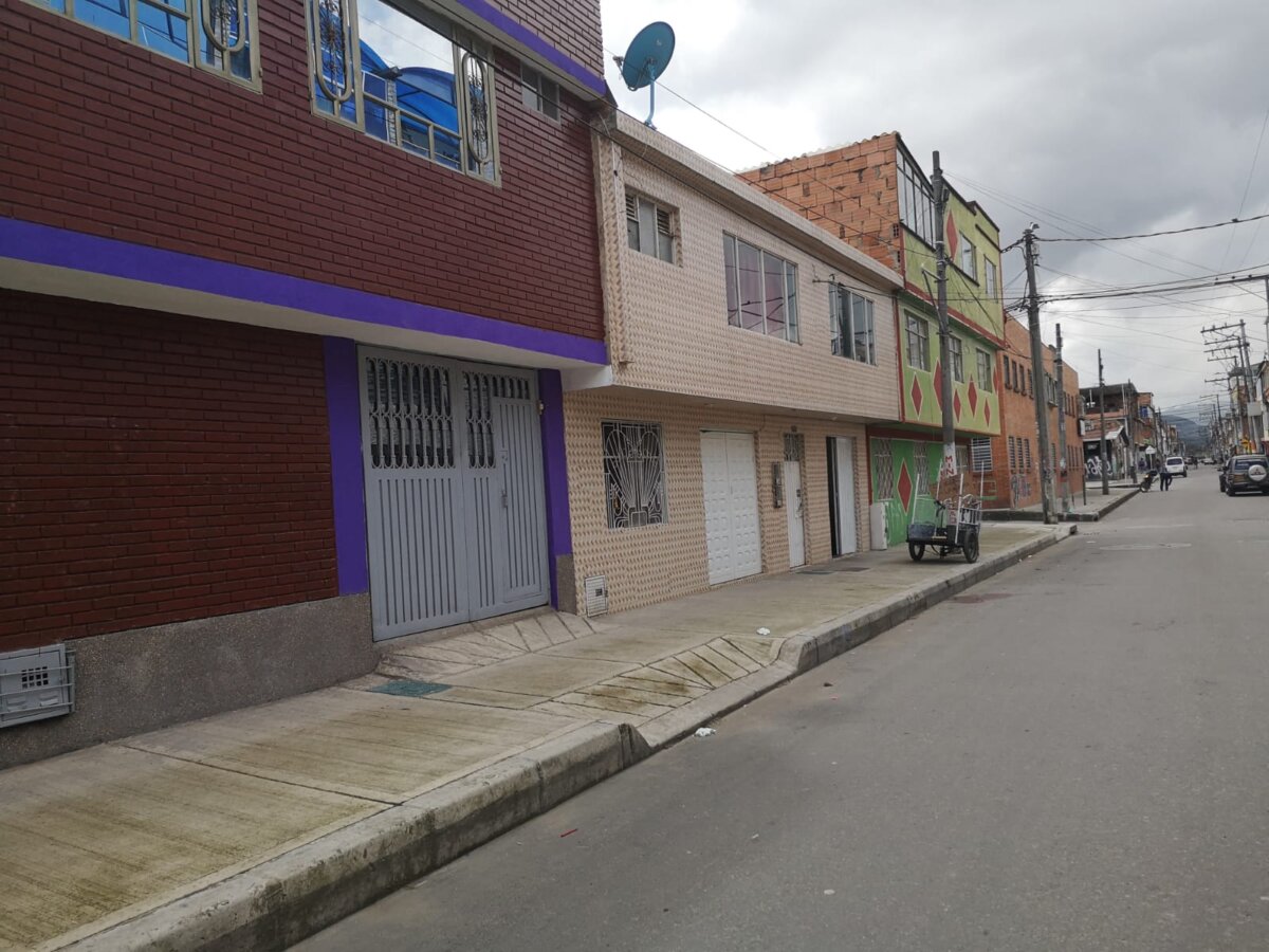 Brutal asesinato en Bosa Minutos antes de ser vilmente atacado, un joven intentó huir de sus verdugos buscando refugio entre los recovecos del barrio Humberto Valencia en la localidad de Bosa, pero su férrea intención de escapar se vio frustrada por dos sujetos que, al alcanzarlo, le propinarían salvajes heridas a puñal, provocando lesiones que a la postre le causaron la muerte.