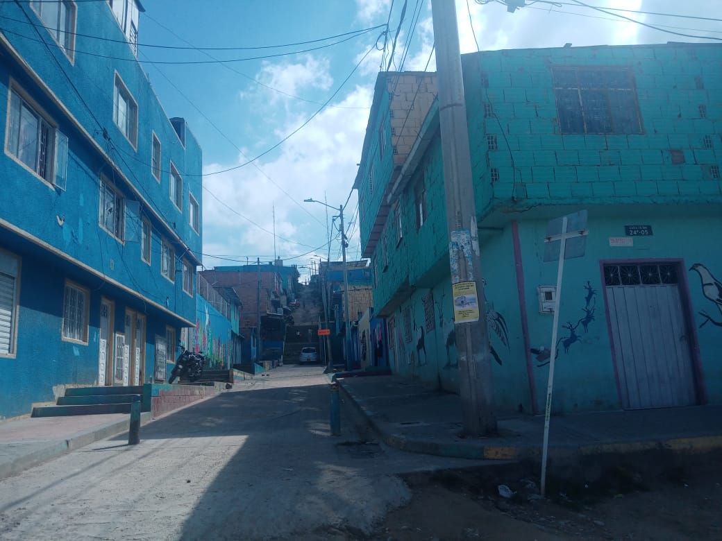 En riña asesinaron a la bella Yeimy en Ciudad Bolívar 1 En riña asesinaron a la bella Yeimy en Ciudad Bolívar En medio de una violenta riña, ocurrida este fin de semana en un sector de invasión ubicado en la parte alta de Ciudad Bolívar, una joven de 24 años murió en un centro asistencial luego de recibir una mortal puñalada por la espalda.