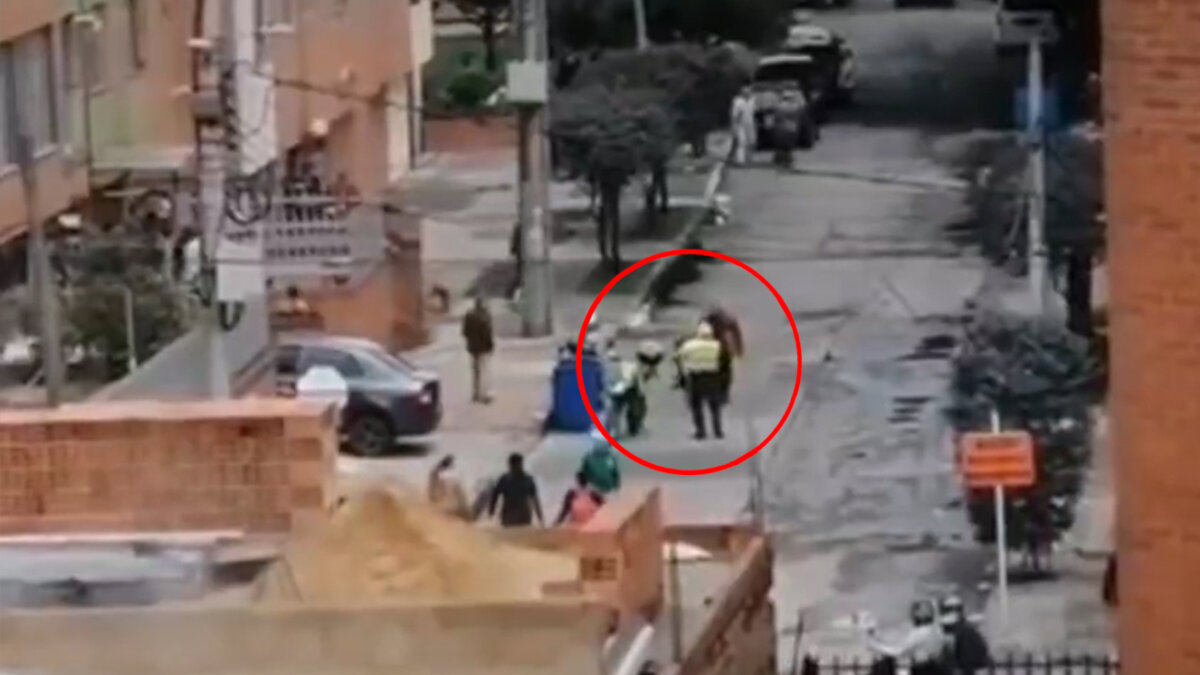 ÚLTIMA HORA: Con fusil asesinan a una persona en Mazurén 2 ÚLTIMA HORA: Con fusil asesinan a una persona en Mazurén Empuñando una ametralladora, cuatro sicarios a bordo de dos motos llegaron hasta una calle del barrio Mazurén, al norte de Bogotá, y le dispararon sin piedad a dos sujetos que se encontraban al interior de un vehículo.