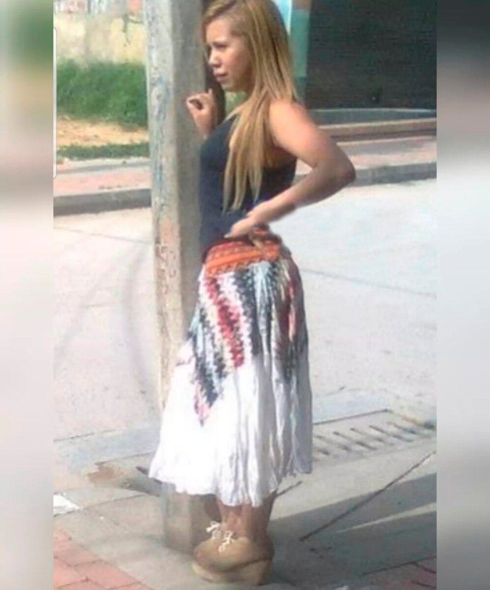 Así se veía Yina Calderón a sus 16 años sin cirugías La empresaria de fajas Yina Calderón, quien ha sido tendencia por su nueva canción 'Como duele el frío', volvió a ser la protagonista de los programas de chismes luego de que publicara por algunos minutos una foto suya a sus 16 años, en la que aparece sin cirugías ni arreglitos.