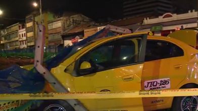 Bandidos atracaron a taxista que se estrelló en el centro de Bogotá 1 Bandidos atracaron a taxista que se estrelló en el centro de Bogotá En las horas de la noche de este domingo, dos taxistas se estrellaron en pleno centro de Bogotá y los pillos no desaprovecharon la oportunidad para robar a uno de los conductores.