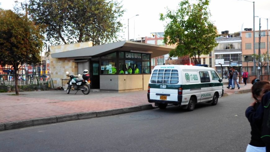 Tiroteo en Suba dejó un muerto y dos heridos En la noche de este miércoles se presentó un enfrentamiento entre la policía y un presunto delincuente en la localidad de Suba. Según se supo, el sujeto acaba de robar a una mujer y por eso los uniformados iniciaron una persecución, pero el pillo acciona su arma de fuego, para poder escapar de las autoridades.