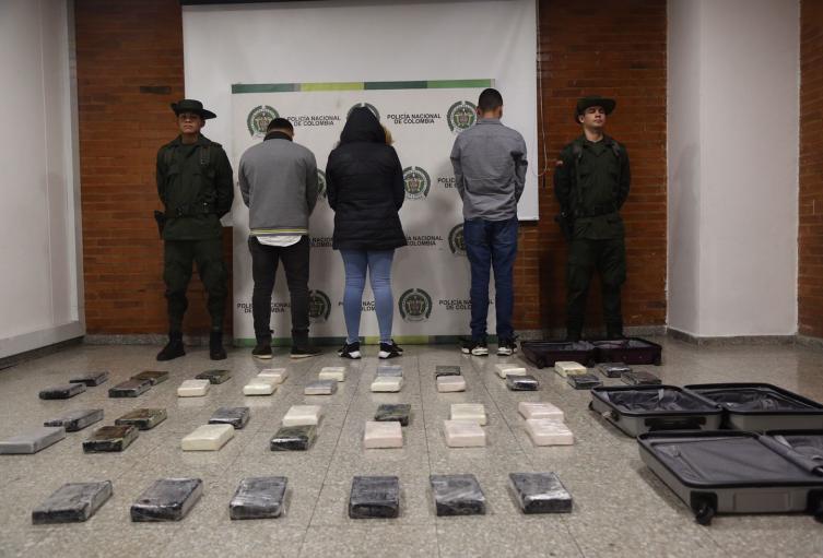 Pillados con 40 kilos de cocaína en el aeropuerto El Dorado En las últimas horas, tres sujetos fueron aprehendidos por las autoridades en el aeropuerto El Dorado luego de que les encontraran 40 kilos de clorhidrato de cocaína oculto dentro de sus maletas. Los individuos se dirigían a España.