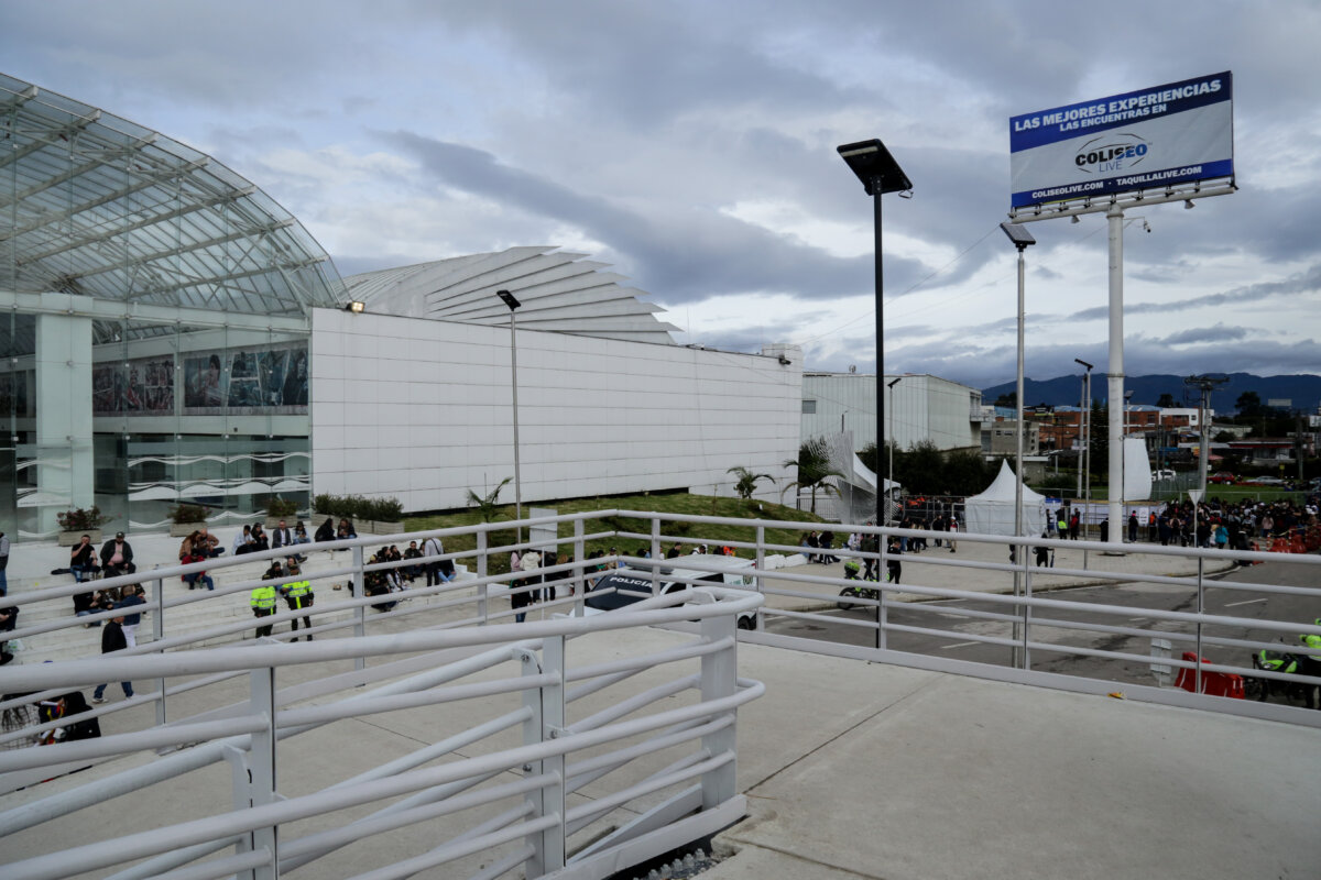 Se anuncian las primeras medidas sobre Coliseo Live Tras los problemas que se han generado en el Coliseo Live, uno de los nuevos centros de eventos a las afueras de la Capital del país, con una capacidad de más de 22 mil espectadores, que ha generado grandes problemas de movilidad en sus alrededores desde su apertura a mediados del pasado mes de agosto, el Gobernador de Cundinamarca, Nicolás García, se reunió con sus directivos en búsqueda de una solución.