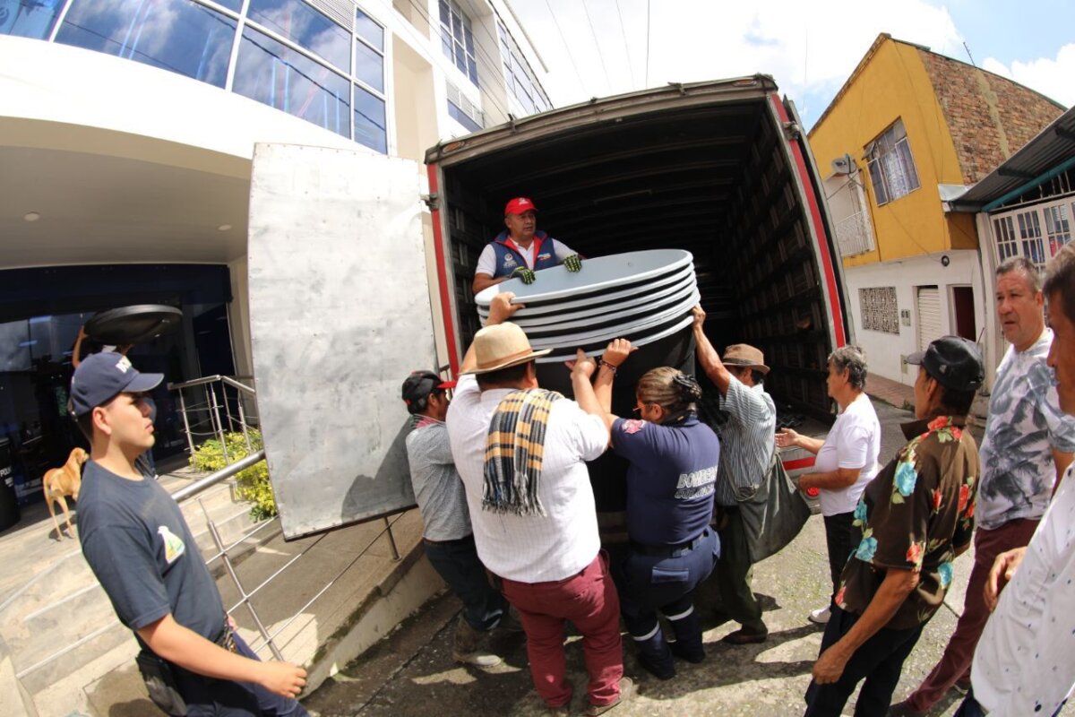 Continúa atención a damnificados por el invierno en Bogotá y Cundinamarca 1 Continúa atención a damnificados por el invierno en Bogotá y Cundinamarca En operativos realizados por las autoridades de Bogotá, Cundinamarca y la Unidad de Gestión del Riesgo, se mantienen activas la asistencias y ayudad a las personas que han sido damnificadas por la ola invernal.