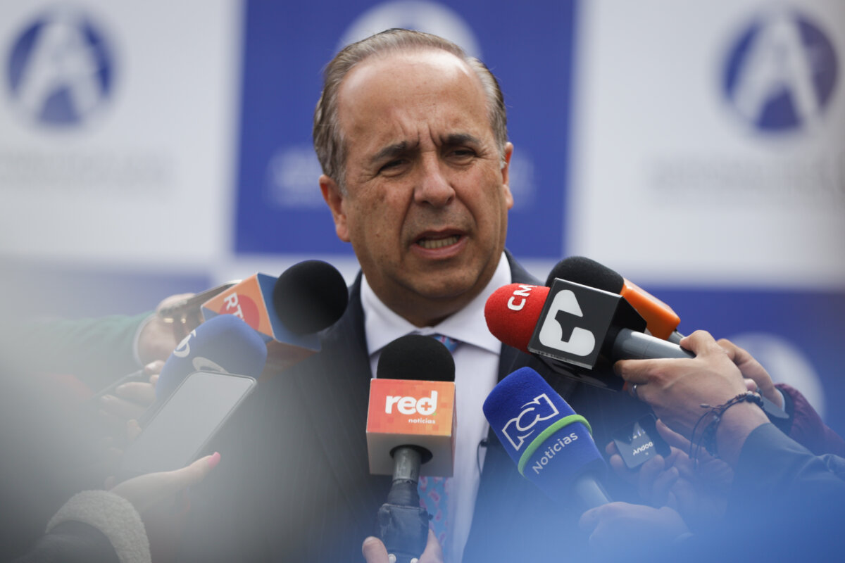 ¡Pilas! el descuento del SOAT no iniciará el jueves 1 de diciembre 1 ¡Pilas! el descuento del SOAT no iniciará el jueves 1 de diciembre La semana pasada en una rueda de prensa, el Ministro de Transporte Guillermo Reyes, informó que se haría una reducción del 50% en la compra del Soat para algunos vehículos a partir del primero de diciembre, sin embargo, hoy se dio a conocer que estos descuentos no comenzarán a regir mañana.