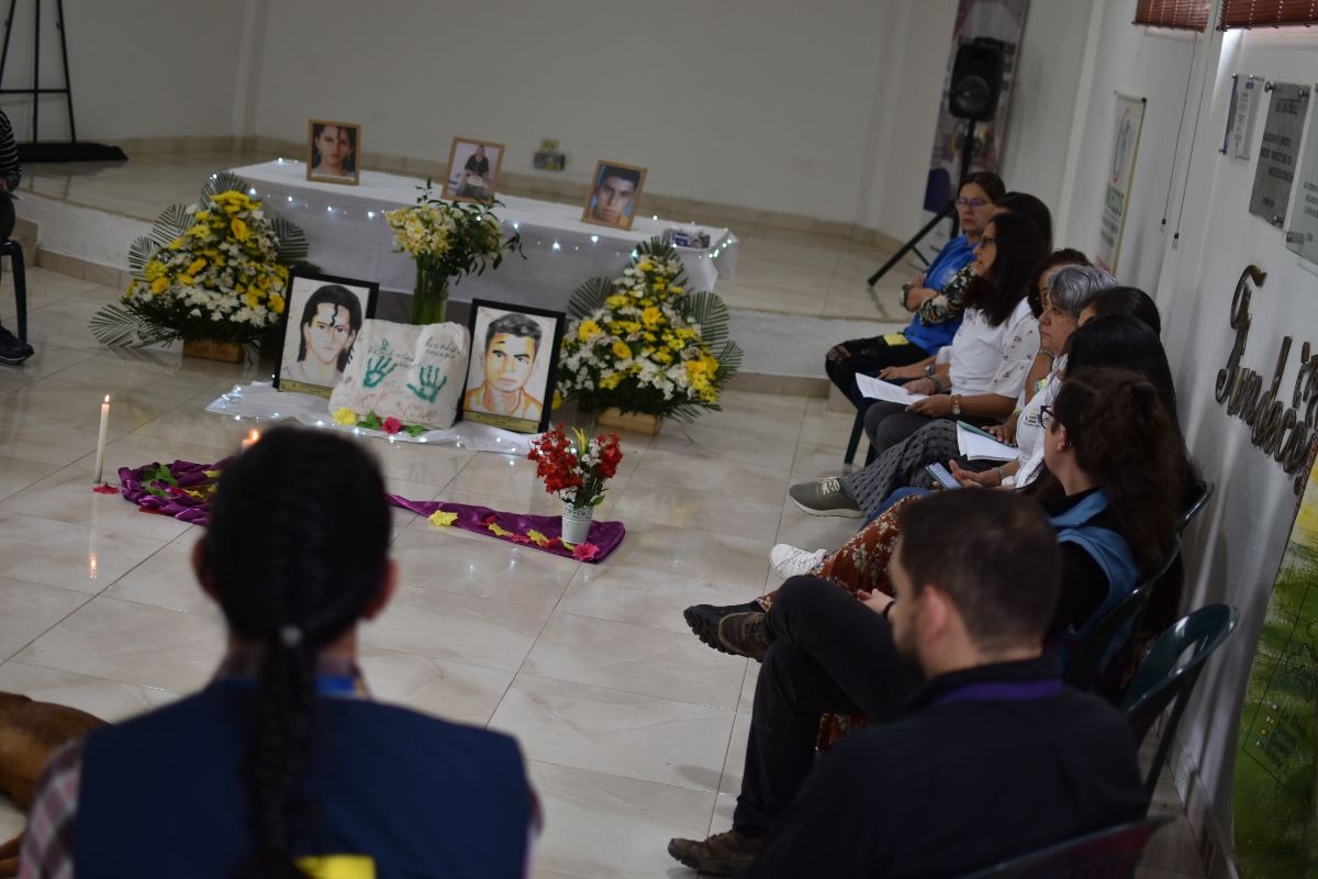 Tras 17 años familia recibió los cuerpos de hermanos asesinado por el Ejército 1 Tras 17 años familia recibió los cuerpos de hermanos asesinado por el Ejército Después de 17 años de incertidumbre, sufrimiento y búsqueda, la familia de los hermanos Luz Enith Hincapié, y Ricardo Antonio Hincapié, quienes fueron asesinados por el Ejército y luego reportados como ‘bajas en combate’, por fin recibieron sus cuerpos.