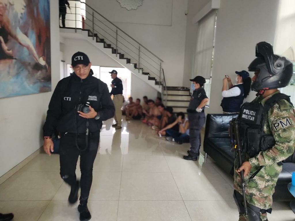 La lujosa mansión que utilizaban para trata de personas &nbsp;Investigaciones de la Fiscalía General y miembros de la Policía y el Ejército lograron desarticular una banda presuntamente responsable de trata de personas.