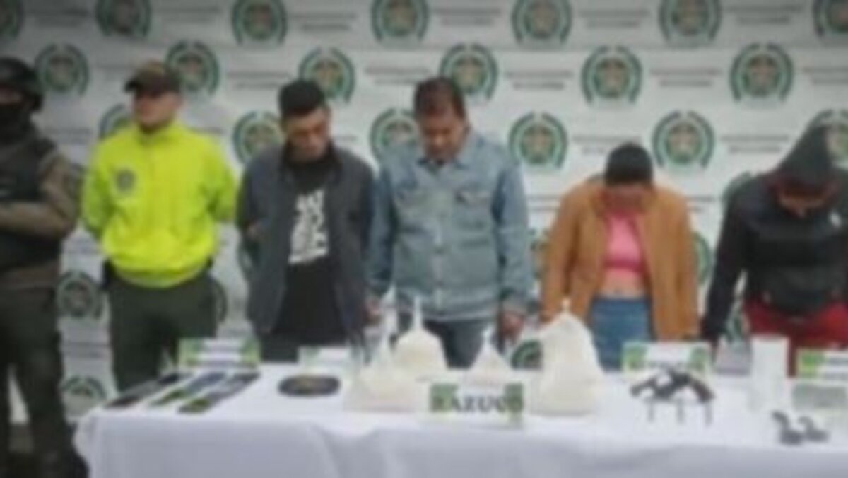 Capturan a 'Los Diablitos', banda que se dedicaba a la venta de drogas en Soacha 8 Capturan a 'Los Diablitos', banda que se dedicaba a la venta de drogas en Soacha Duro golpe a la criminalidad, en las últimas horas fue desarticulada una banda que se dedicaba a la venta de drogas en el municipio de Soacha. La Policía logró la captura de cuatro personas, señaladas de distribuir sustancias psicoactivas en bares, colegios y parques.