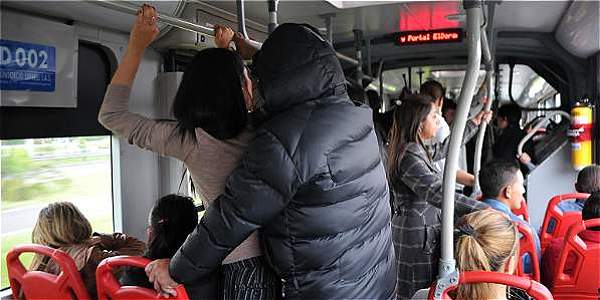 Capturan a sujeto que le tocó partes íntimas a una mujer en TM Se presentó un nuevo caso de acoso a una mujer dentro del sistema de transporte masivo, TransMilenio. Según se supo, el día de ayer en las horas de la tarde un hombre le tocó las partes íntimas a una joven de 21 años dentro de una de las estaciones.