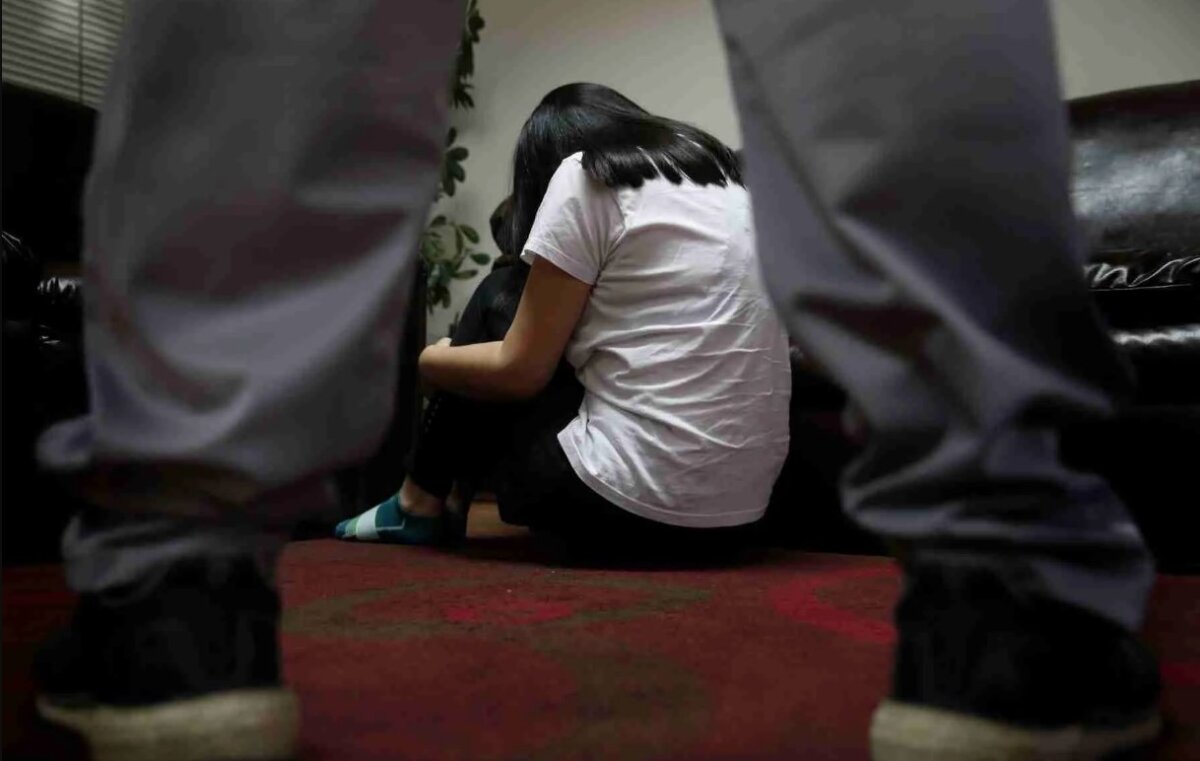Cárcel para profesor señalado de abusar sexualmente de una niña en colegio de Suba En las últimas horas se conoció que un profesor de educación física de un colegio en el barrio Pinar de Suba, fue capturado y enviado a prisión preventiva luego de una denuncia en la que se le señala de haber abusado sexualmente de una pequeña niña de 7 años.