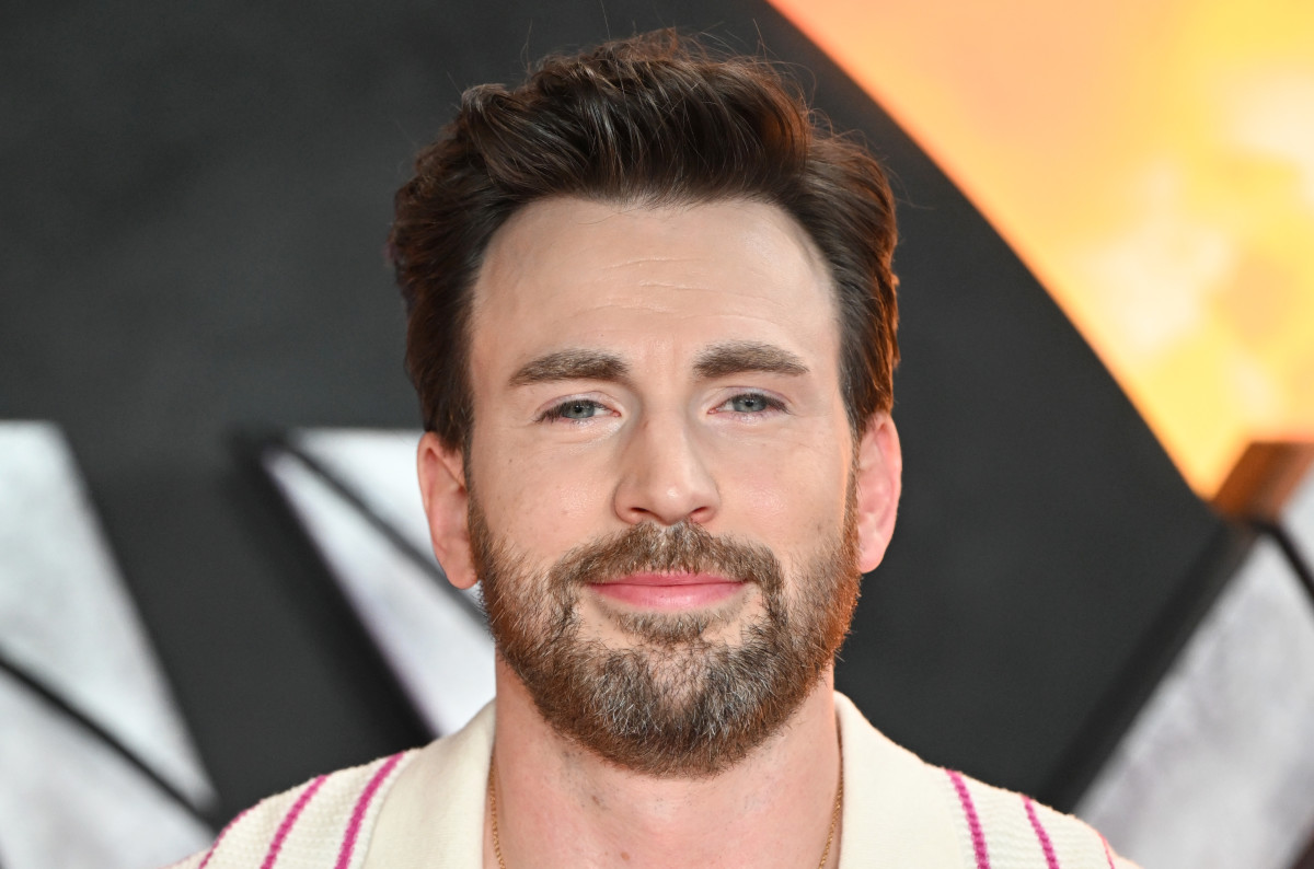 Las fotos del hombre más sexy del mundo El papacito de Chris Evans, que es reconocido por interpretar al superhéroe de Marvel, Capitán América, este año se llevó el título del hombre más sexy del mundo que otorga la revista People.