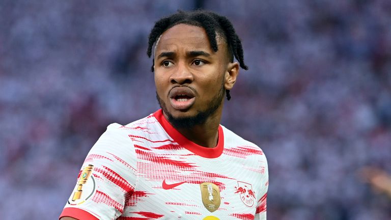 Los 11 jugadores más caros en Catar 10 Los 11 jugadores más caros en Catar Estamos a cuatro días para que comience el Mundial Catar 2022. Es por eso que el portal Transfermarkt publicó un listado con los 11 futbolistas mejor valorados de esta Copa. ¿La sorpresa? No aparecen ni Messi ni Cristiano. Es el fin de la era para el argentino y el portugués. Ahora la lideran jóvenes, casi todos europeos.