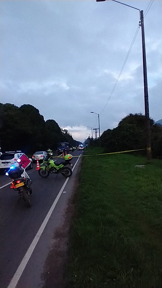 Ciclista murió en aparatoso accidente en la AutoNorte Hacía las 6:00 de la mañana de este viernes, el ciclista partió de este mundo y a raíz del tráfico que se generó, la Secretaría de Tránsito de Bogotá sugirió rutas alternas para que los usuarios de esta vía evadieran el accidente.