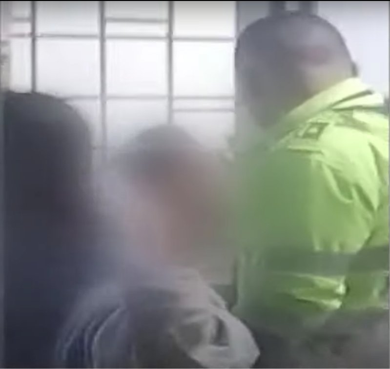 Ciudadanos casi linchan a presunto abusador de una niña en Soacha Un hombre se salvó de ser linchado por la comunidad, tras ser señalado de abusar sexualmente de una niña de 8 años en límites del municipio de Soacha con Bogotá.