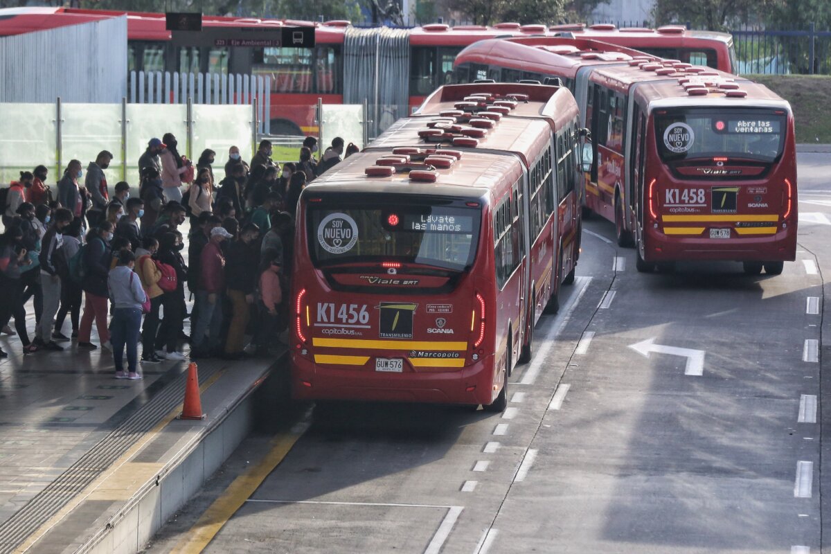 Como en el colegio: policías requisan a pasajeros de TransMilenio por robo de celular TransMilenio se ha vuelto el lugar predilecto para que los delincuentes y personas inescrupulosas hagan de las suyas, como ocurrió hace pocos días en la estación de Ricaurte, en donde dos mujeres agredieron a una funcionaria todo porque esta les reclamó que se hubieran colado.