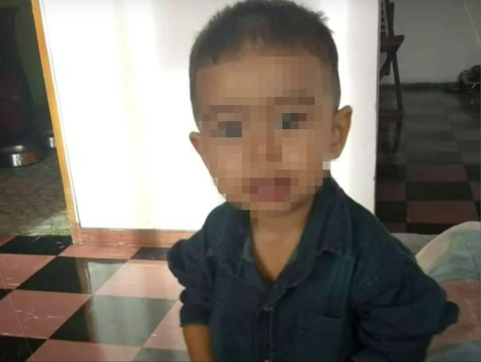Condenan a sujeto que asesinó a su hijastro de 20 meses en Kennedy El pequeño Samuel David fue ingresado al Hospital de Kennedy en agosto del año pasado, tenía hematomas en todo el cuerpo y estaba inconsciente. Según el dictamen de Medicina Legal, el menor tenía golpes en la cabeza, los brazos y el abdomen.