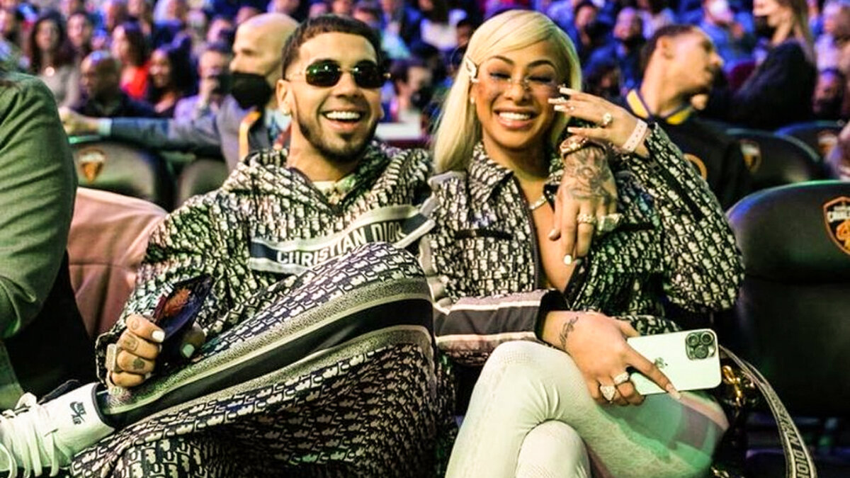 Anuel AA y su esposa casi sufren fatal accidente en avión 1 Anuel AA y su esposa casi sufren fatal accidente en avión Anuel AA y su esposa, Yailin 'La más viral', por poco y no la cuentan, luego de casi sufrir un accidente en un avión en el que se desplazaban, pues el cristal delantero se fracturó mientras aterrizaban.