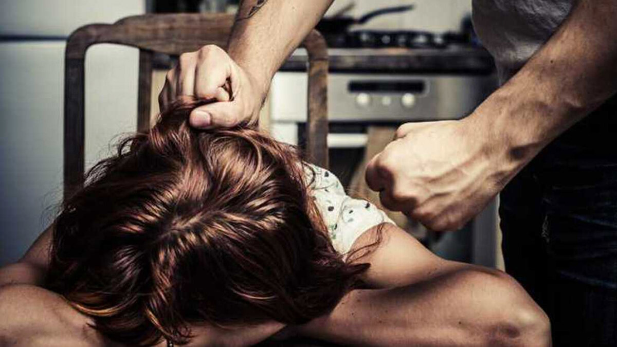 Crudo relato de mujer a quien su pareja casi la mata en Cundinamarca En las últimas horas, durante una audiencia de judicialización contra Mario Alfonso Gil, un fiscal narró los momentos de pánico y angustia que vivió una mujer en el municipio de El Colegio (Cundinamarca), todo por cuenta de este sujeto, quien por poco la mata a golpes y puñal el pasado 17 de junio.