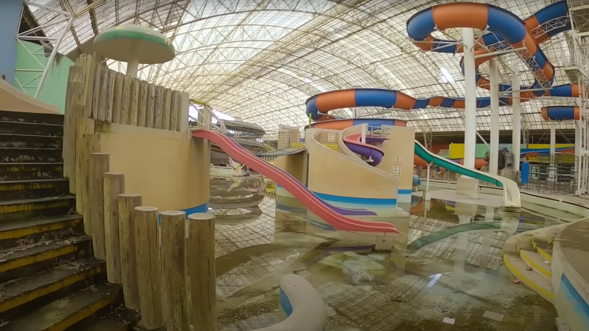 EN VIDEO: De no creer el abandono del Cici Aquapark 10 EN VIDEO: De no creer el abandono del Cici Aquapark Lo que fue del emblemático parque acuático Cici Aquapark queda muy poco: tan solo los muros con los colores de la pintura, los toboganes ya desgastados y las estructuras de las atracciones en las que se divirtieron por años familias enteras que visitaron este lugar en Bogotá.