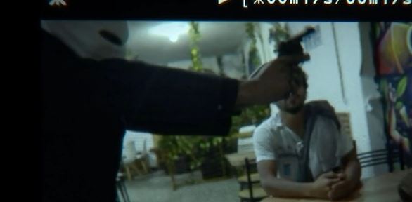 De película: policías le dispararon a jóvenes que estaban grabando un cortometraje 1 De película: policías le dispararon a jóvenes que estaban grabando un cortometraje Los policías que llegaron pensado que había dos pillos atracando en el establecimiento comercial, sacaron sus armas de dotación y les pidieron a los muchachos que dejaran el arma en el piso y comenzaron a disparar.