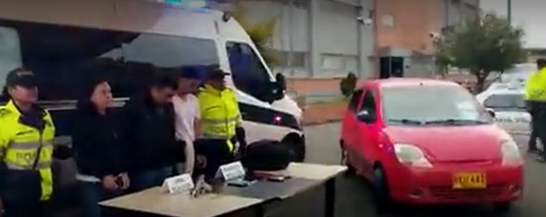 Desarticularon la banda “los del carro rojo”: se dedicaban a atracar en Puente Aranda 1 Desarticularon la banda “los del carro rojo”: se dedicaban a atracar en Puente Aranda Tres delincuentes menos en las calles de Bogotá. Este martes, 15 de noviembre, la Policía informó que capturó a los integrantes de la banda conocida como “los del carro rojo”, quienes se dedicaban a atracar en las calles de la localidad de Puente Aranda.