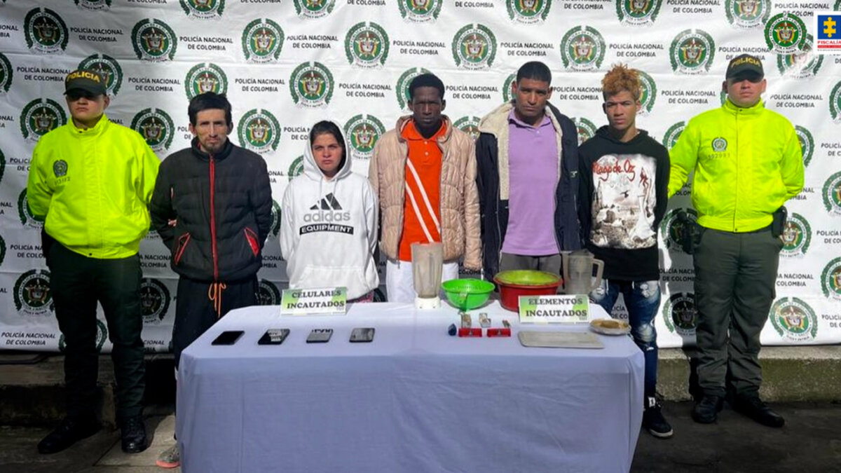 Duro golpe a banda señalada de comercializar estupefacientes en Soacha Un duro golpe hicieron las autoridades a una estructura ilegal denominada 'El Mesa', señalados de comercializar estupefacientes en el municipio de Soacha.