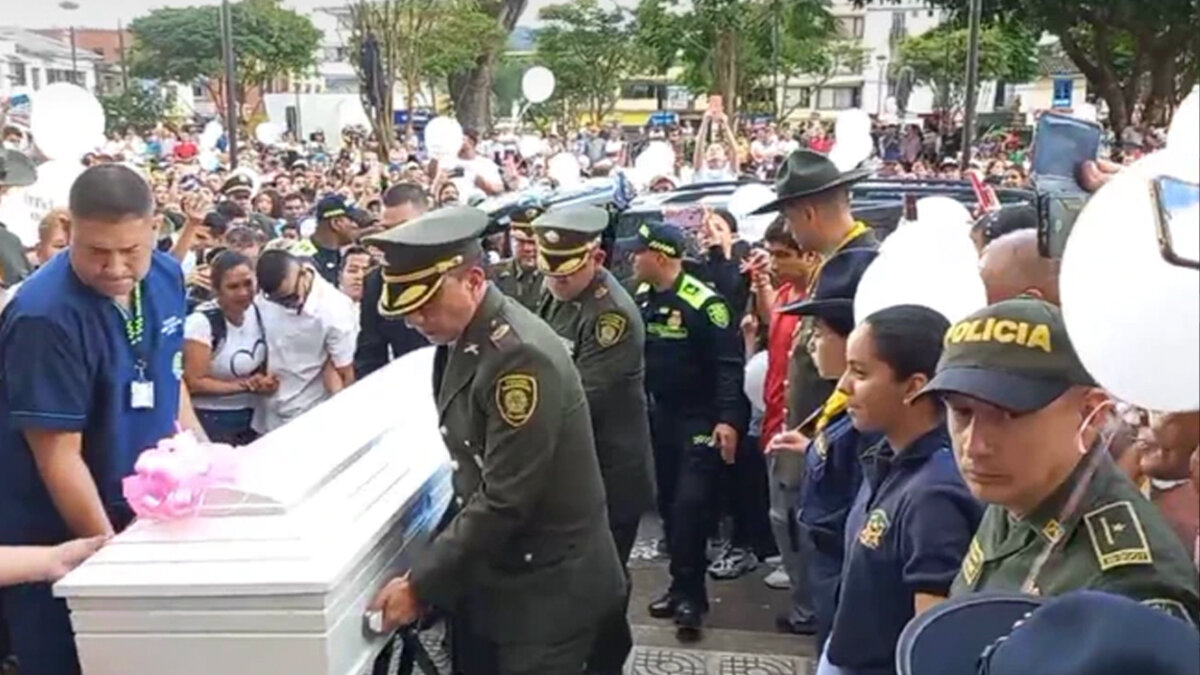 Un muerto y 9 heridos en sepelio de Danna Sofía Un muerto y nueve heridos dejó una masiva estampida que se presentó durante el sepelio de la pequeña Danna Sofía, quien fue abusada y asesinada por Juan Carlos Yepes Bañol, quien ya aceptó los cargos de secuestro simple, acceso carnal violento con menor de 14 años y feminicidio agravado.