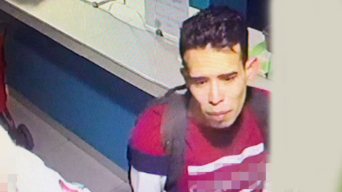 Emiten orden de captura a padrastro de niña que murió en pagadiario del centro Las autoridades ya emitieron una orden de captura a Yeffri Oneill Rodríguez Márquez para que responda por los delitos de homicidio agravado y violencia intrafamiliar, pues es el principal sospechoso de haberle causado la muerte a una bebé de 2 años al interior de un pagadiario en el centro de Bogotá.