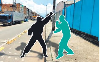 En mortal riña asesinaron a Émerson en Fontibón 1 En mortal riña asesinaron a Émerson en Fontibón “A mí me tocó ver todo ese horror. Los dos, víctima y victimario, venían caminando juntos y en un momentico uno sacó un cuchillo y aprovechó que el otro iba a pasar la calle y ahí fue que lo hirió. El pelado caminó hasta un andén y ahí fue cuando llegaron a tratar de auxiliarlo, lo montaron en un taxi y se lo llevaron. Ya iba muy grave, a lo mejor se murió”, le contó a Q'HUBO una comerciante del barrio Versalles, en donde a pocos metros de su negocio un hombre fue asesinado sobre el mediodía de este viernes.