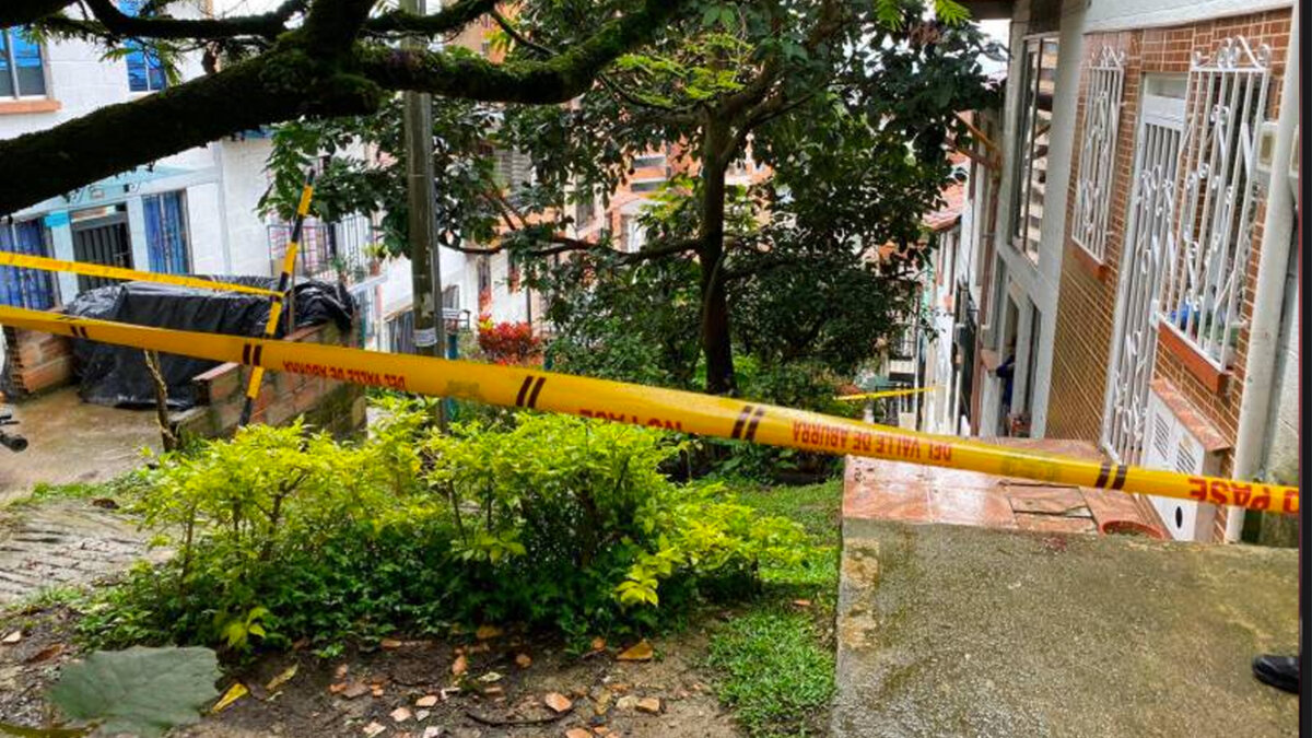 En violenta riña joven mató a su papá El hoy fallecido fue identificado como Mauricio Arenas Maya, quien se desempeñaba como publicista. En cuanto a su hijo, quien también resultó lesionado en medio de la riña, ya fue dado de alta y en este momento permanece bajo medida de aseguramiento por haber asesinado a su propio padre.