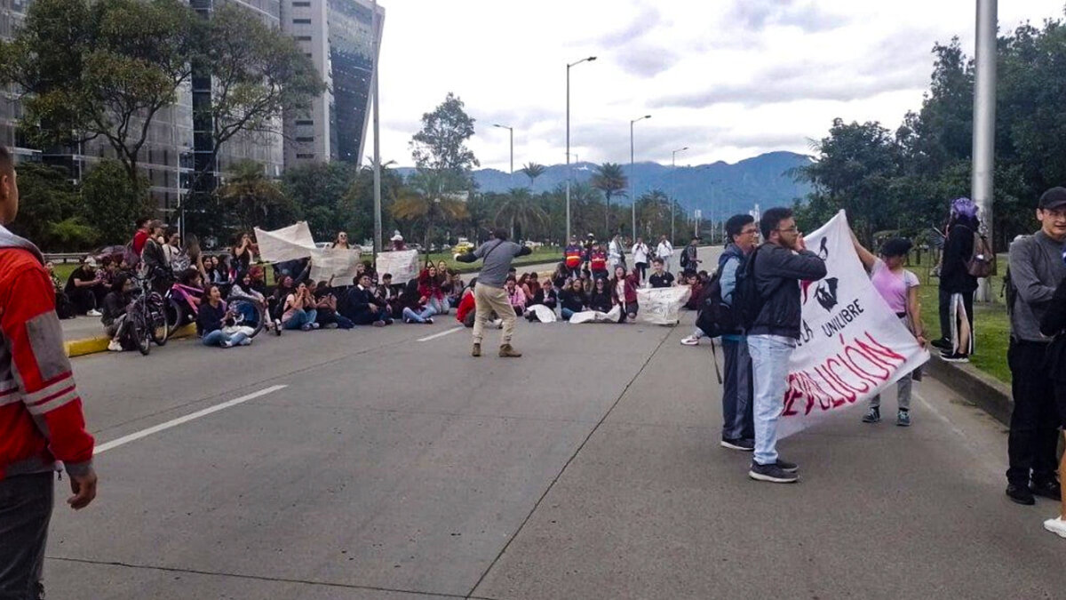 Estudiantes protestan por la 26 por altos costos en la matrícula A esta hora se presentan afectaciones en la movilidad por la calle 26 por cuenta de la movilización de más de 100 estudiantes de algunas universidades de la capital, quienes protestan por los altos costos en las matrículas para el 2023.
