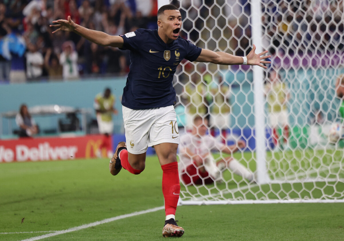 Francia, primer clasificado a octavos en el Mundial tras ganar a Dinamarca (2-1) Con doblete de Kylian Mbappé, Francia superó por 2-1 a Dinamarca este sábado en Doha y se clasifica para los octavos de final del Mundial de Catar, donde aspira a revalidar el título logrado hace cuatro años en Rusia.
