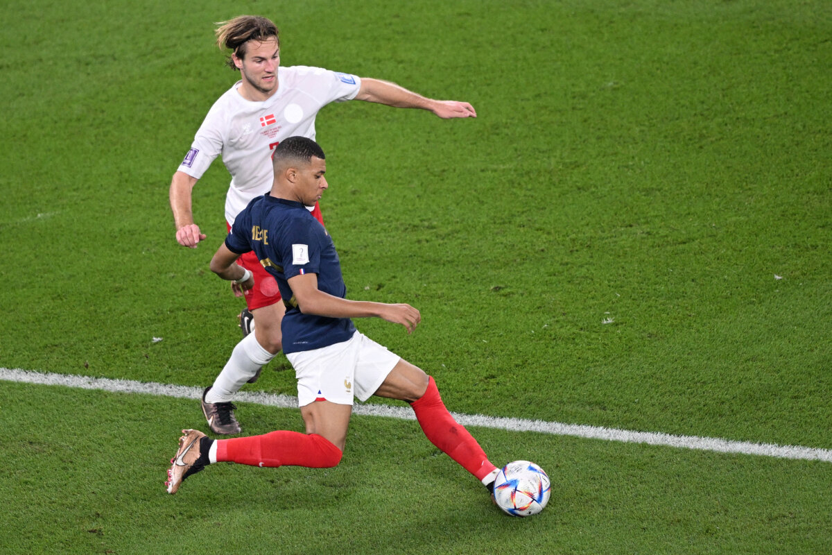 Francia, primer clasificado a octavos en el Mundial tras ganar a Dinamarca (2-1) 1 Francia, primer clasificado a octavos en el Mundial tras ganar a Dinamarca (2-1) Con doblete de Kylian Mbappé, Francia superó por 2-1 a Dinamarca este sábado en Doha y se clasifica para los octavos de final del Mundial de Catar, donde aspira a revalidar el título logrado hace cuatro años en Rusia.