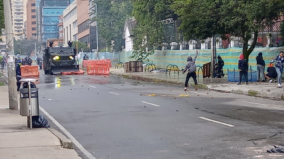 Fuerte enfrentamiento entre estudiantes de la pedagógica con el Esmad Pasado el mediodía de este viernes se presentó un fuerte enfrentamiento entre estudiantes de la Universidad Pedagógica y el Esmad en inmediaciones de la calle 72 con carrera 11, en Chapinero.
