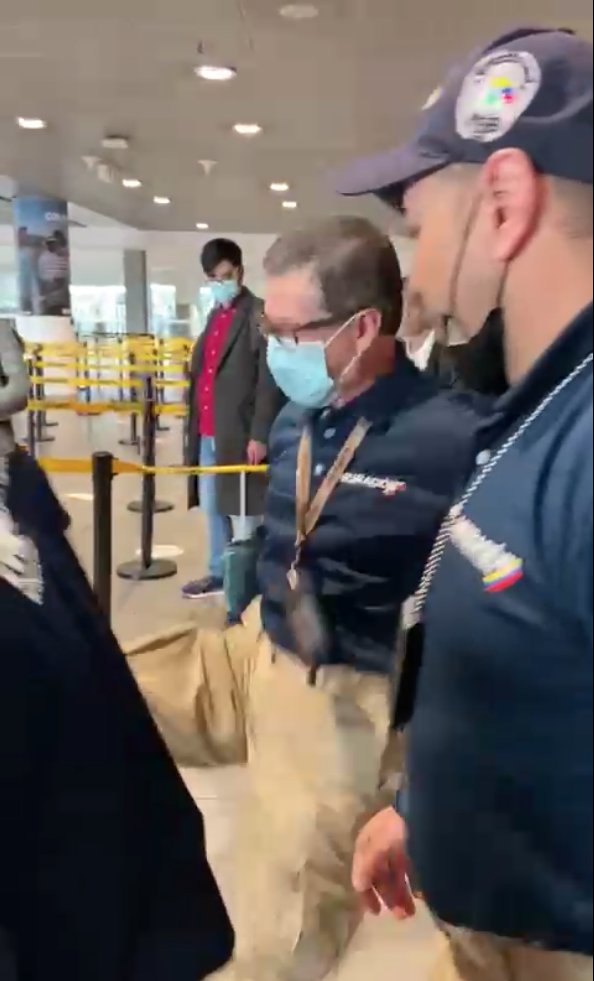 Procuraduría investigará a funcionario de Migración que agredió a pasajero Tras las imágenes publicadas en redes sociales, donde un funcionario de Migración Colombia agrede a un viajero en el aeropuerto Internacional El Dorado, en Bogotá, la Procuraduría anunció la apertura de investigación.