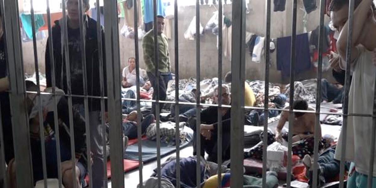 Hasta 40 años de cárcel podrían pagar policías involucrados en crimen de Juan Pablo Los cinco policías capturados este lunes por estar involucrados en el asesinato de Juan Pablo González, quien presuntamente habría abusado sexualmente de una menor al interior de la estación de TransMilenio La Castellana, al interior de la URI de Puente Aranda el pasado 6 de noviembre, podrían pasar varios años tras las rejas.
