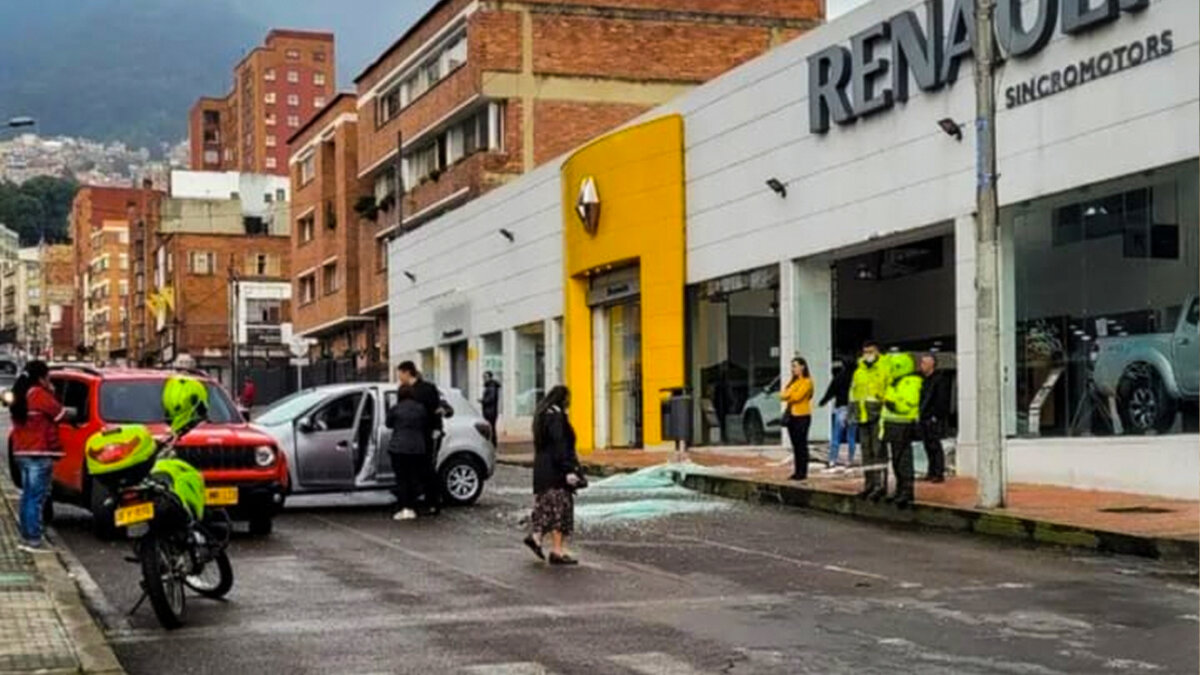 Hombre fue al concesionario por su carro nuevo y causó tremendo accidente Un insólito hecho se volvió viral en redes sociales y generó toda clase de reacciones, pues en el material compartido se ve un carro 0 kilómetros que salió por una de las ventanas de un concesionario y terminó chocando contra otro vehículo que estaba estacionado al frente.