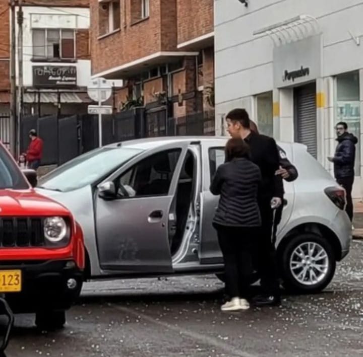 Hombre fue al concesionario por su carro nuevo y causó tremendo accidente Un insólito hecho se volvió viral en redes sociales y generó toda clase de reacciones, pues en el material compartido se ve un carro 0 kilómetros que salió por una de las ventanas de un concesionario y terminó chocando contra otro vehículo que estaba estacionado al frente.